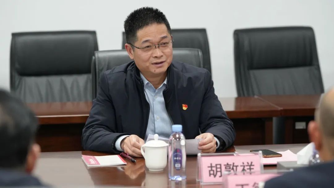 我校召开党委理论学习中心组学习(扩大)会市教育工委胡敦祥副书记到会指导