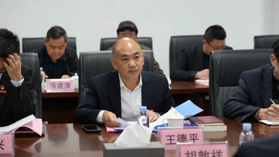 我校召开党委理论学习中心组学习(扩大)会市教育工委胡敦祥副书记到会指导