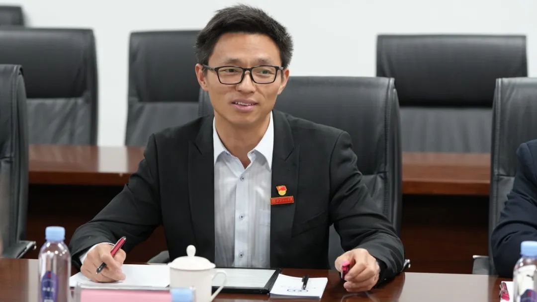 我校召开党委理论学习中心组学习(扩大)会市教育工委胡敦祥副书记到会指导